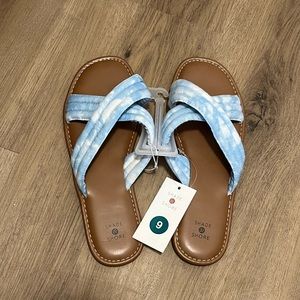 Shade and shore sandals, blue and white cloud tie dye, size 9.
